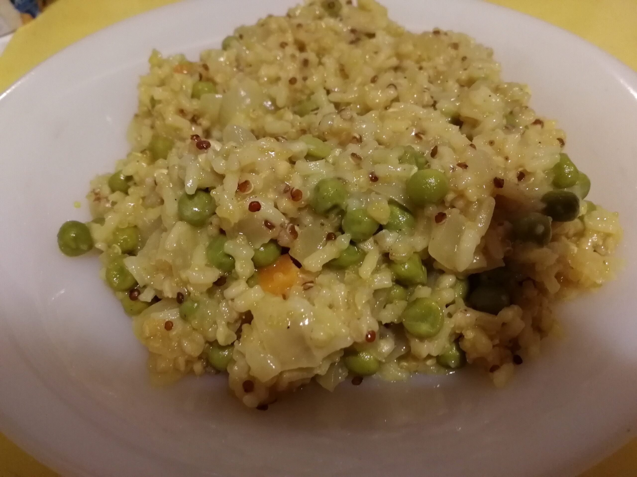 risotto di quinoa e cereali con piselli e curcuma