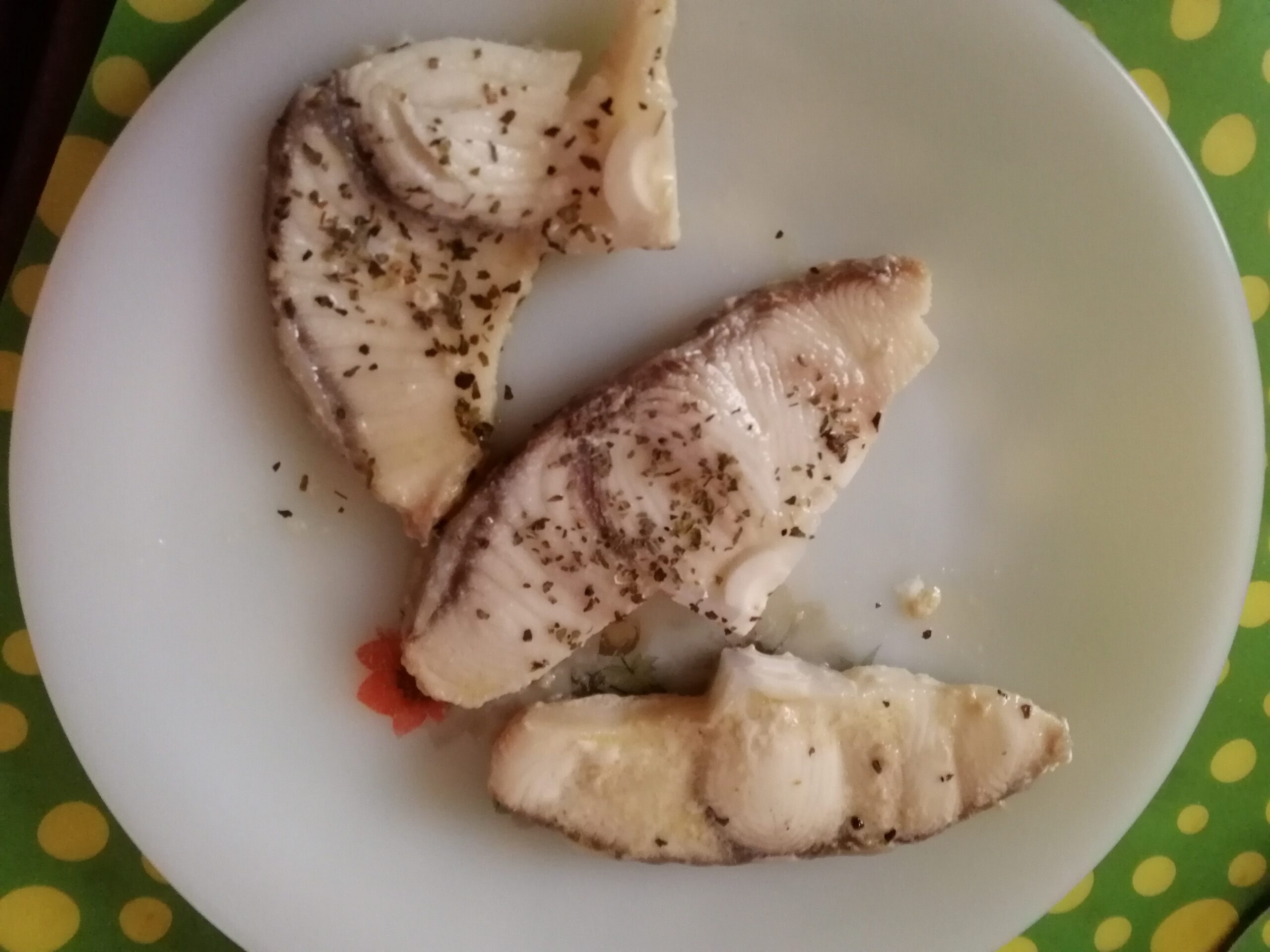 Tranci di verdesca in padella con vino e basilico